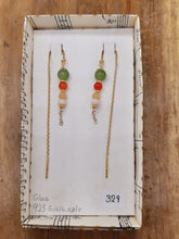 Indlæs billede til gallerivisning Mosgrøn, rød og beige glas i tråd