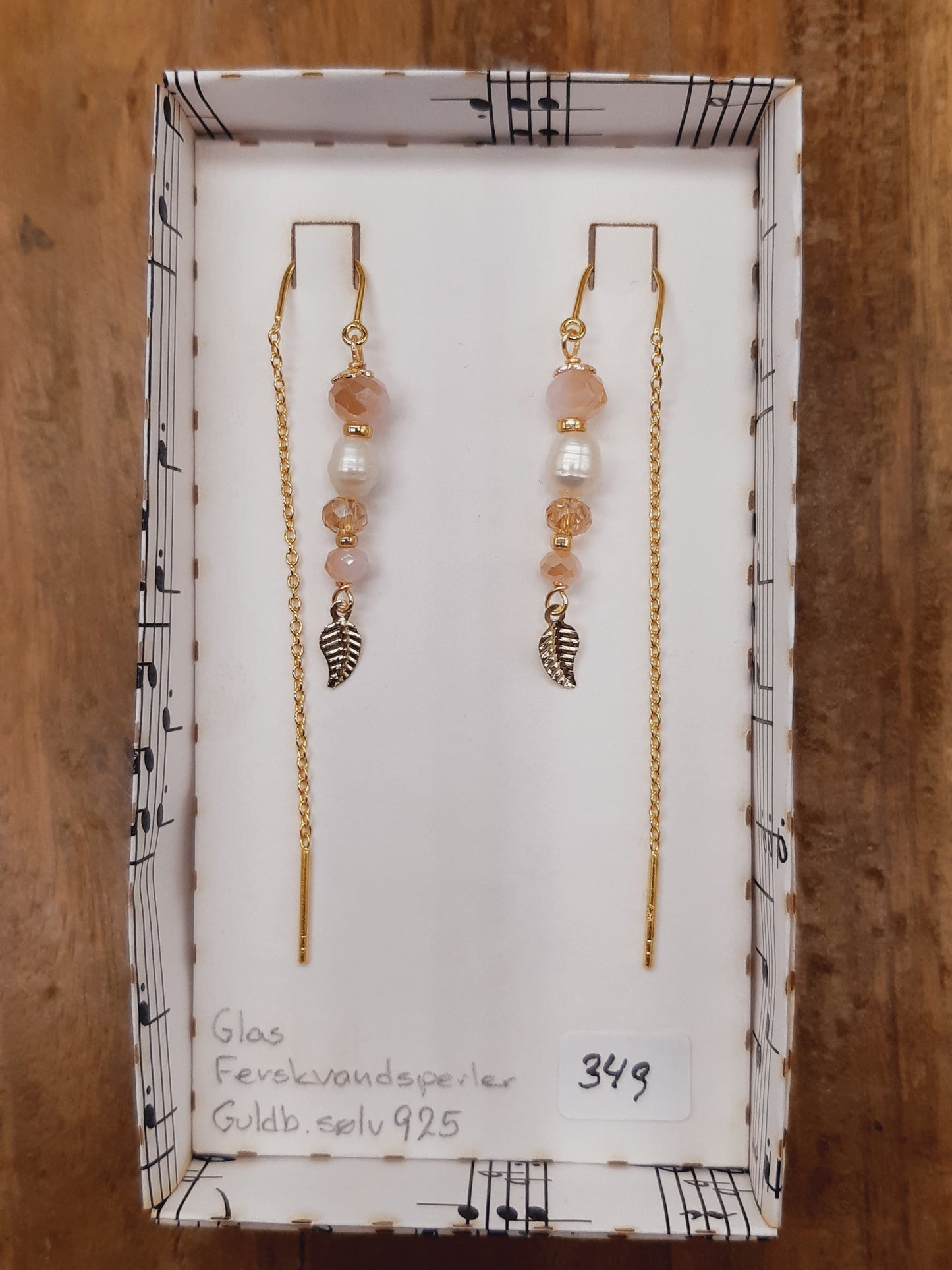 Gylden facetglas, ferskvandsperle og blad i tråd