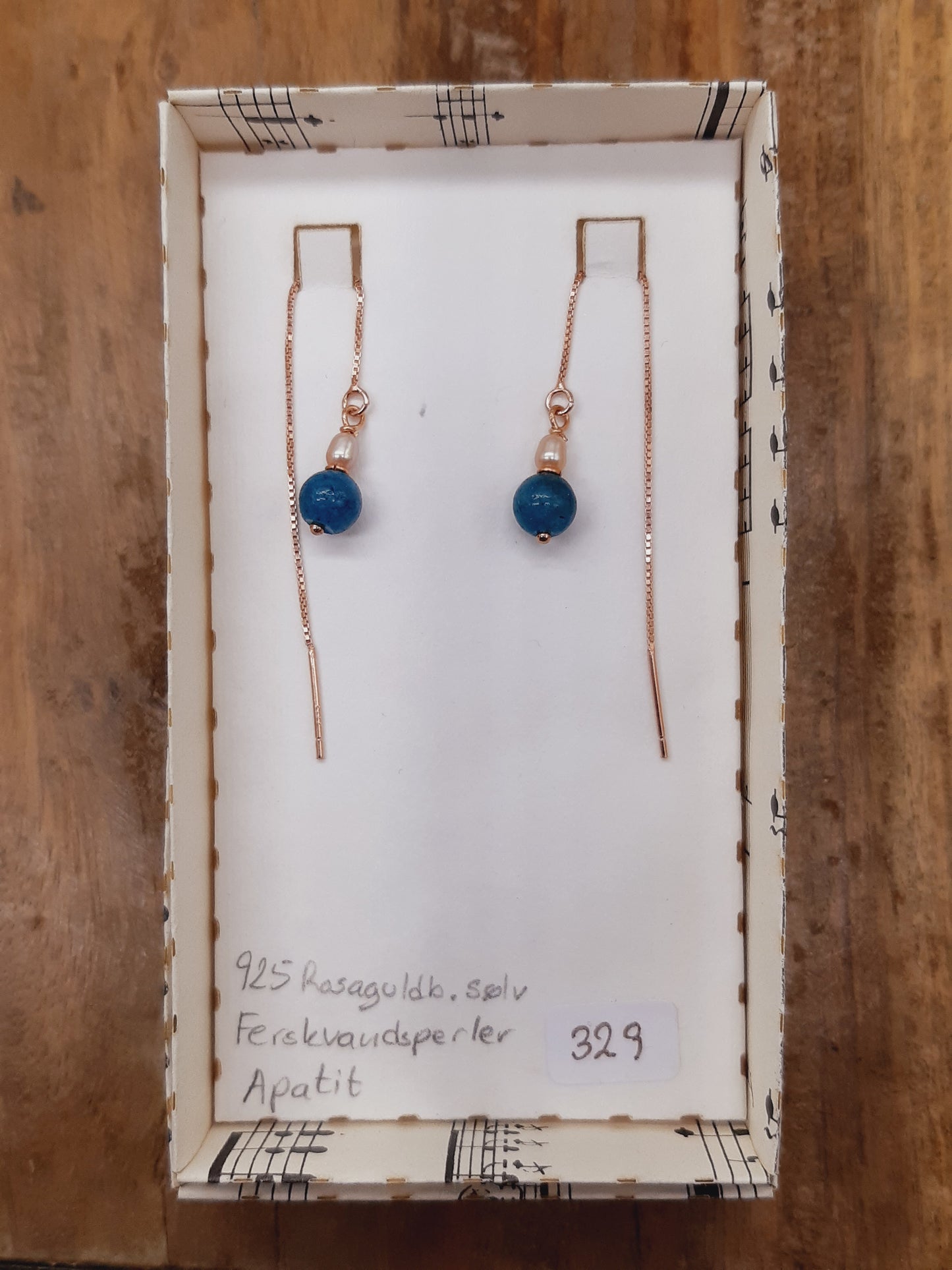 Apatit og ferskvandsperle i tråd