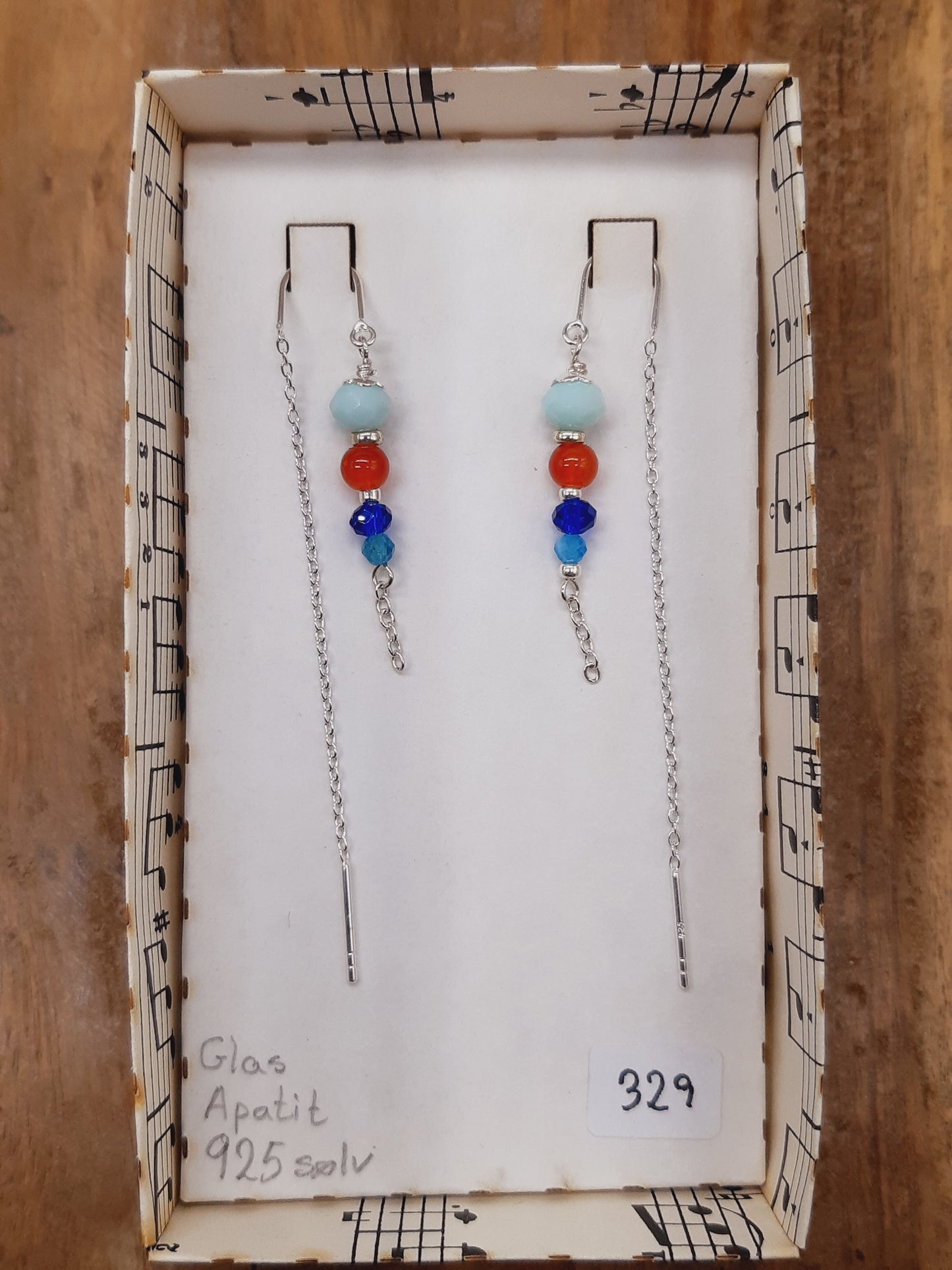 Rød og blå nuancer glas i tråd