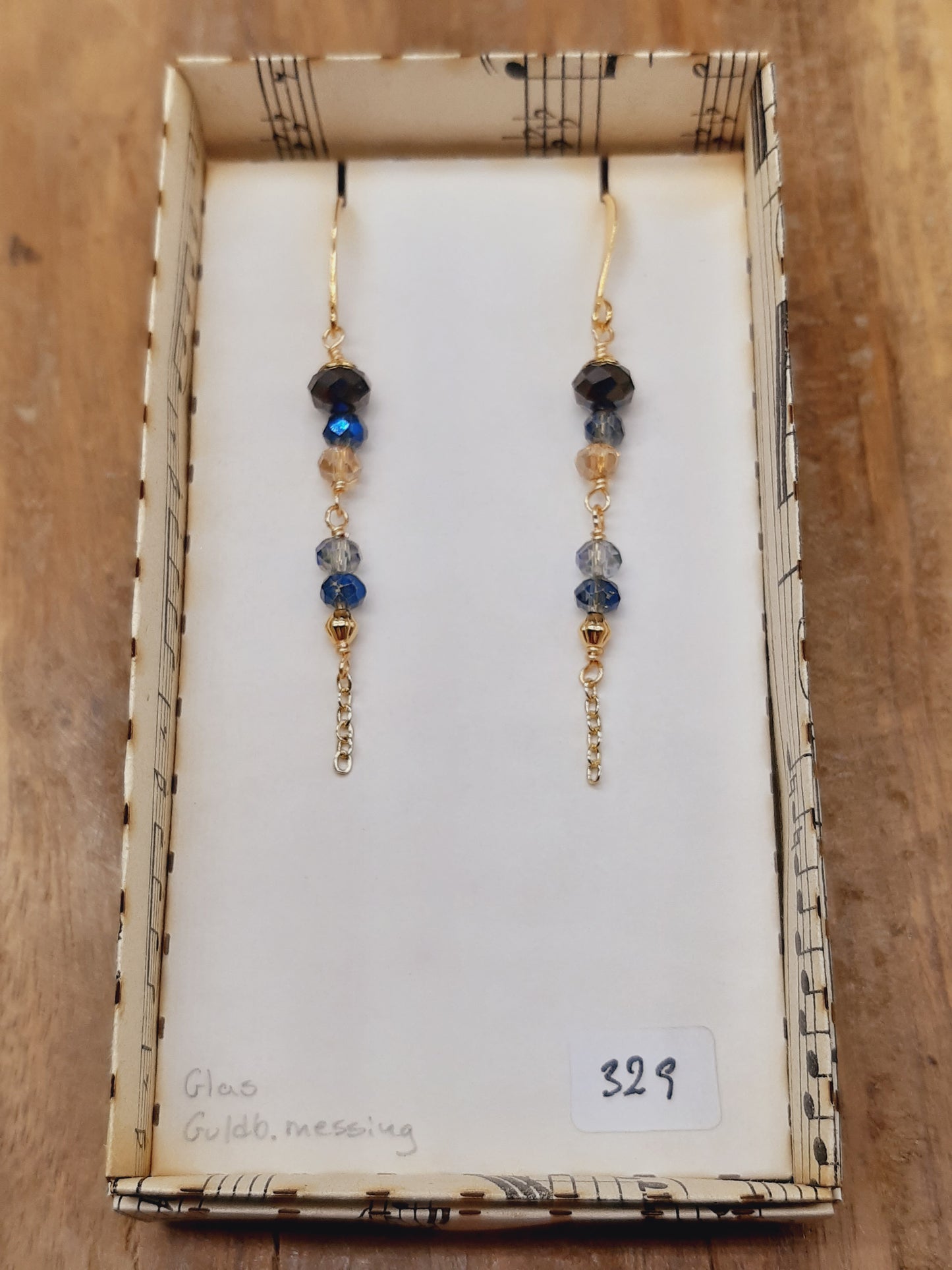 Sorte og blå facetglas i krog