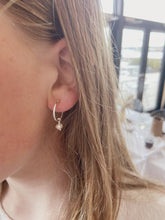 Indlæs billede til gallerivisning Clip hoop Lille, hvid ferskvand