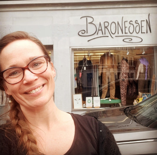 Ommersmykker hos Baronessen