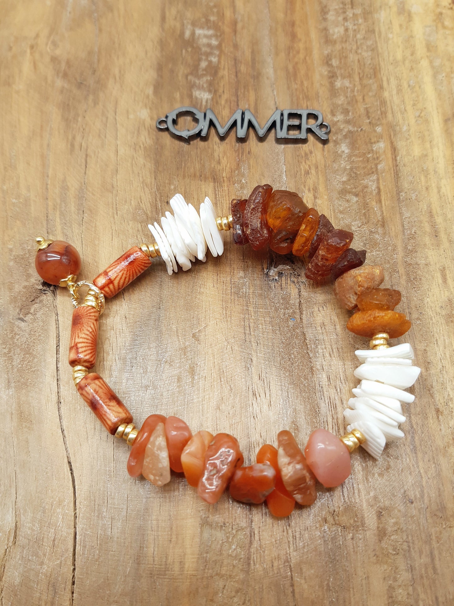 Armbånd med rav, træ, karneol og skaller
