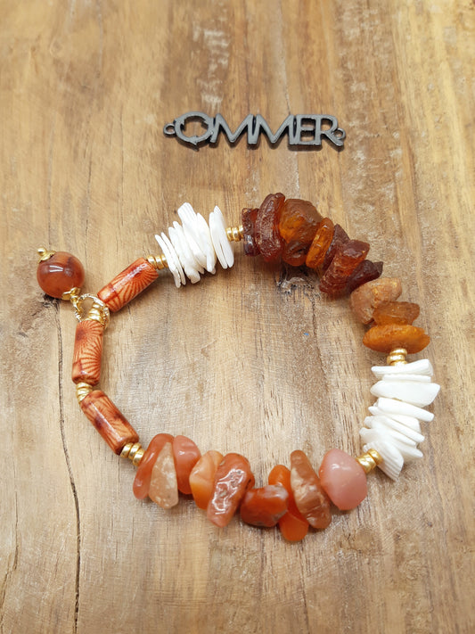 Armbånd med rav, træ, karneol og skaller
