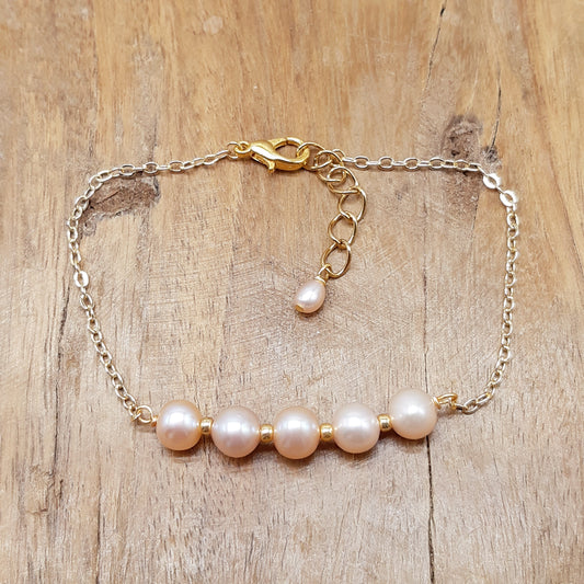 Armbånd med sart-rosa ferskvandsperler
