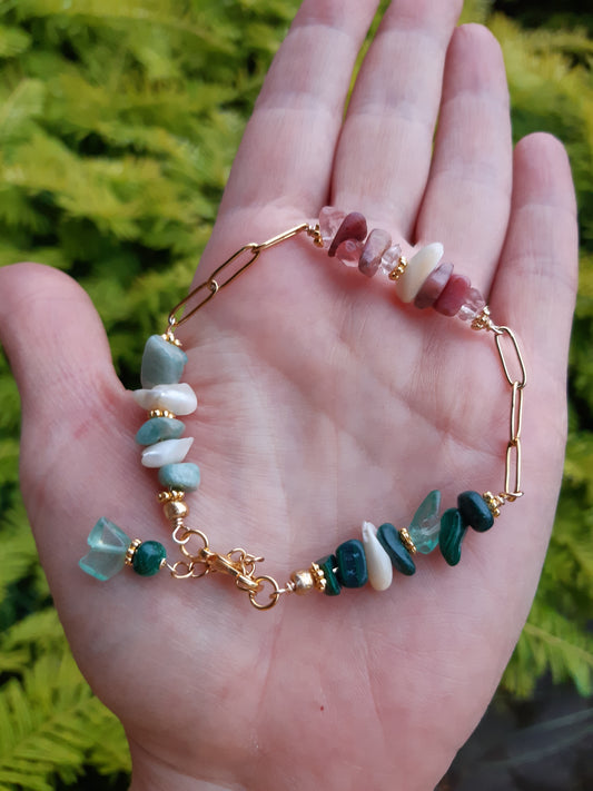 Armbånd med amazonit, malakit, rhodonit, flourit, shells og glas.