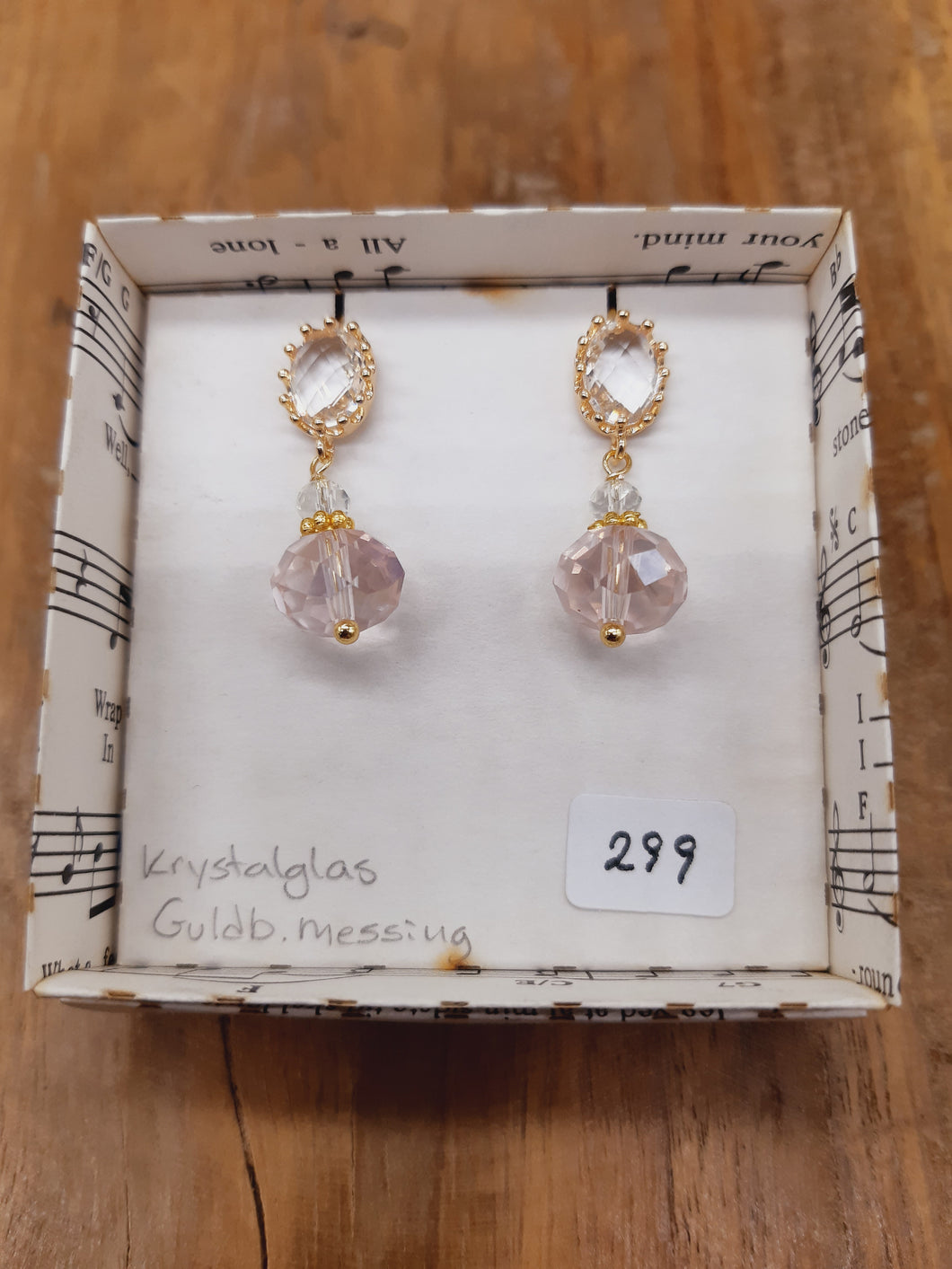 Lyserød og klar facet i glasstikker