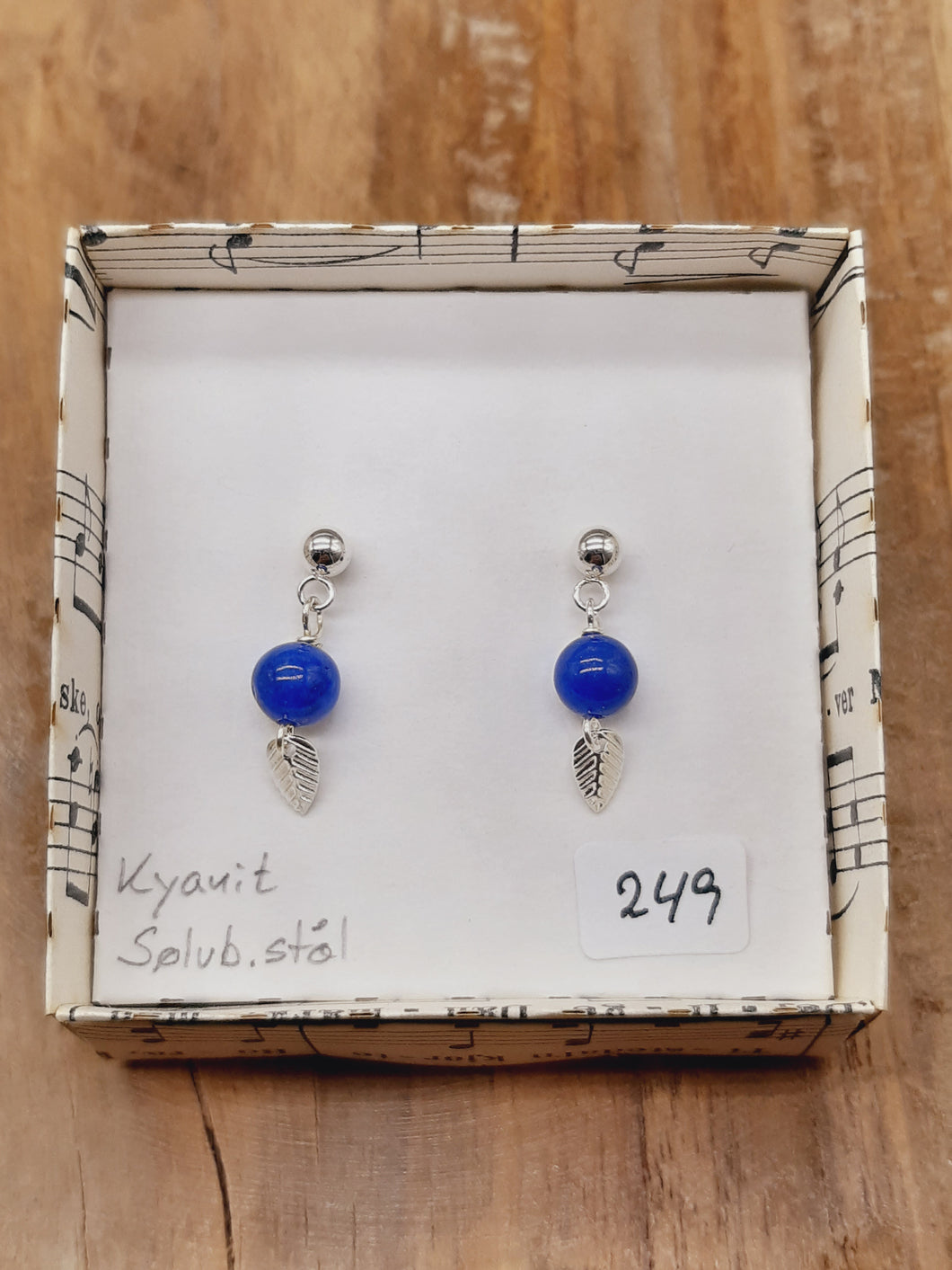 Kyanit med blad i stikker