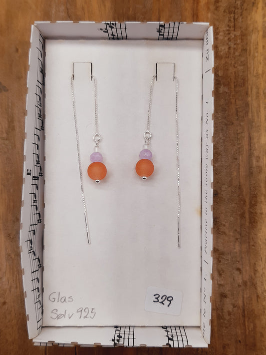Orange, lys lilla og hvid glas i tråd