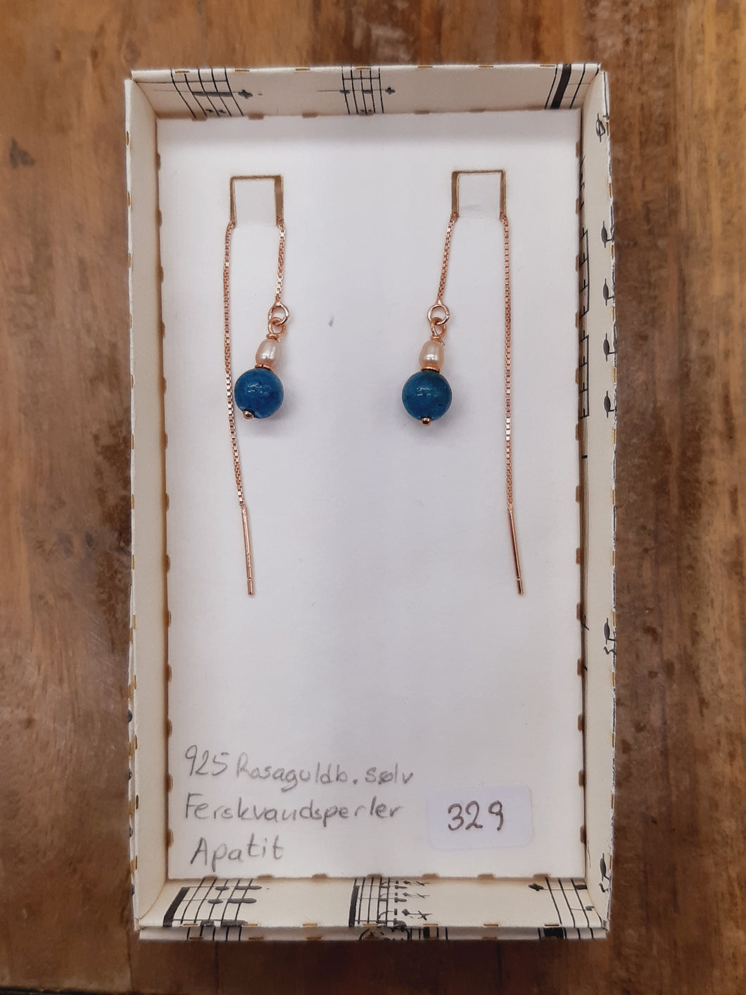 Apatit og ferskvandsperle i tråd