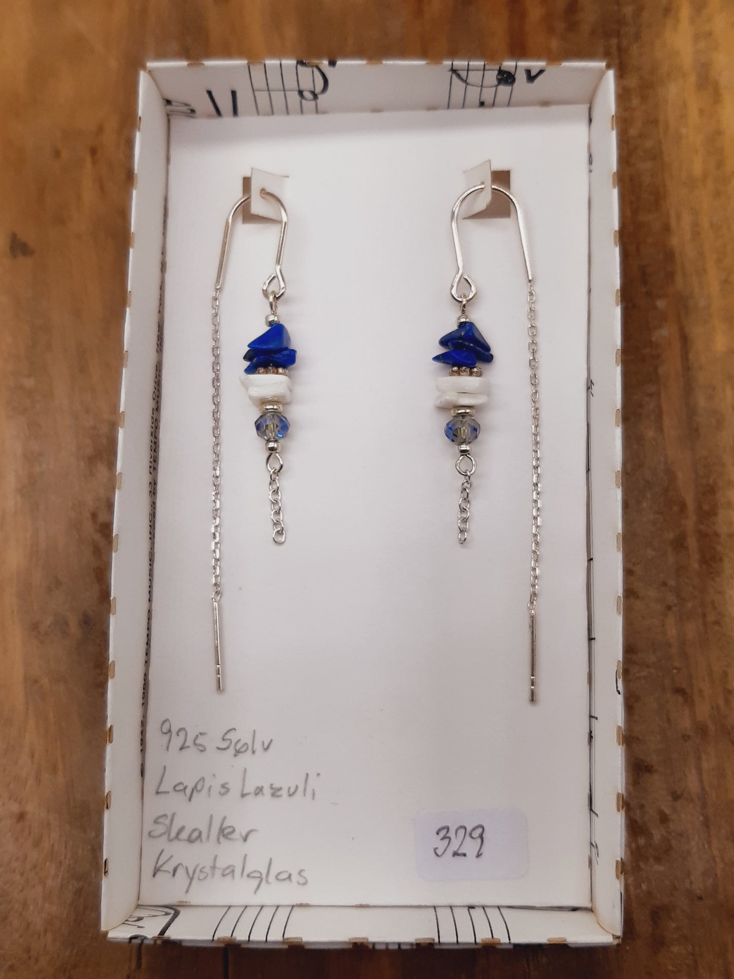 Lapis, skaller og blå facetglas i tråd