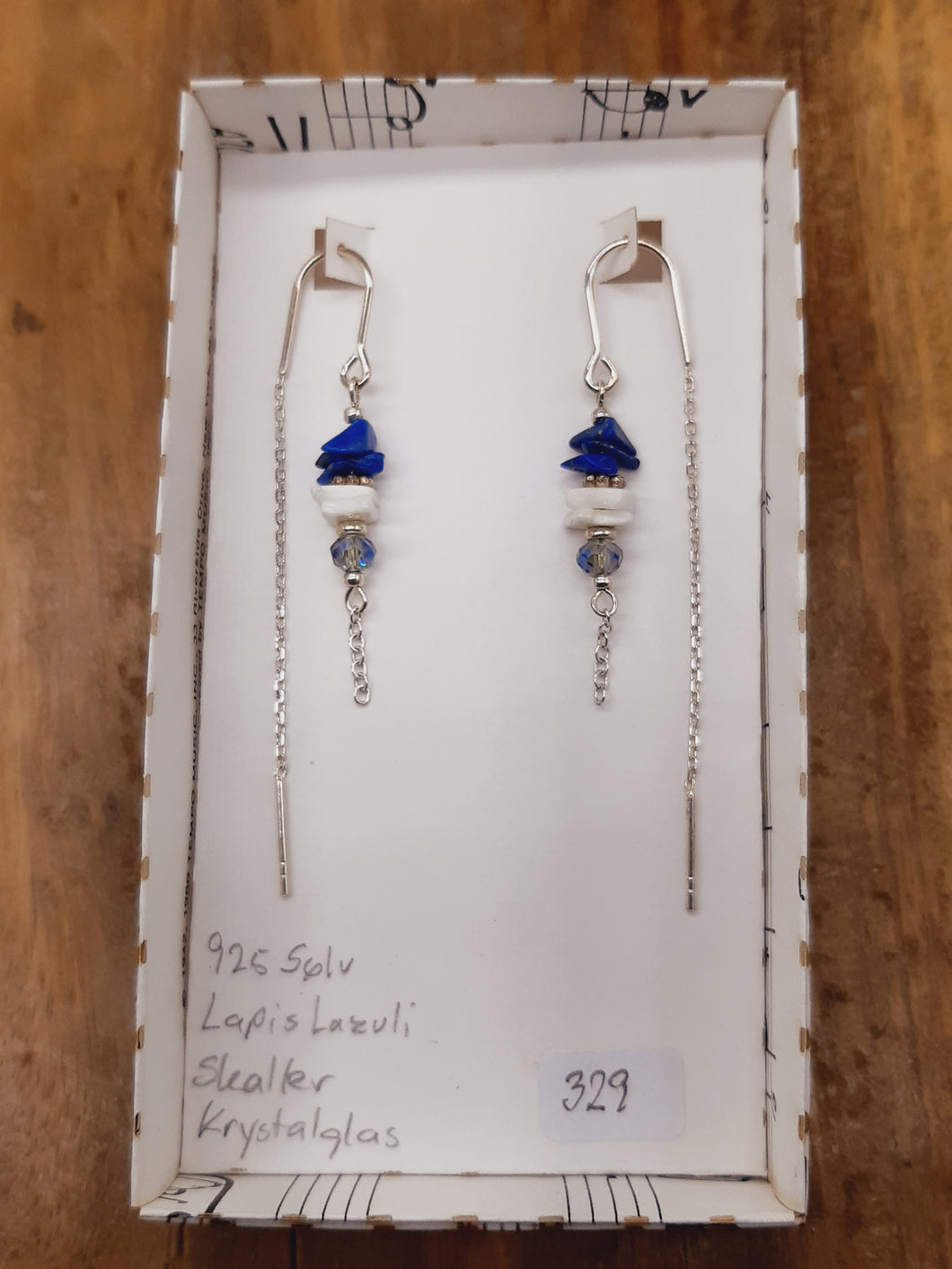 Lapis, skaller og blå facetglas i tråd