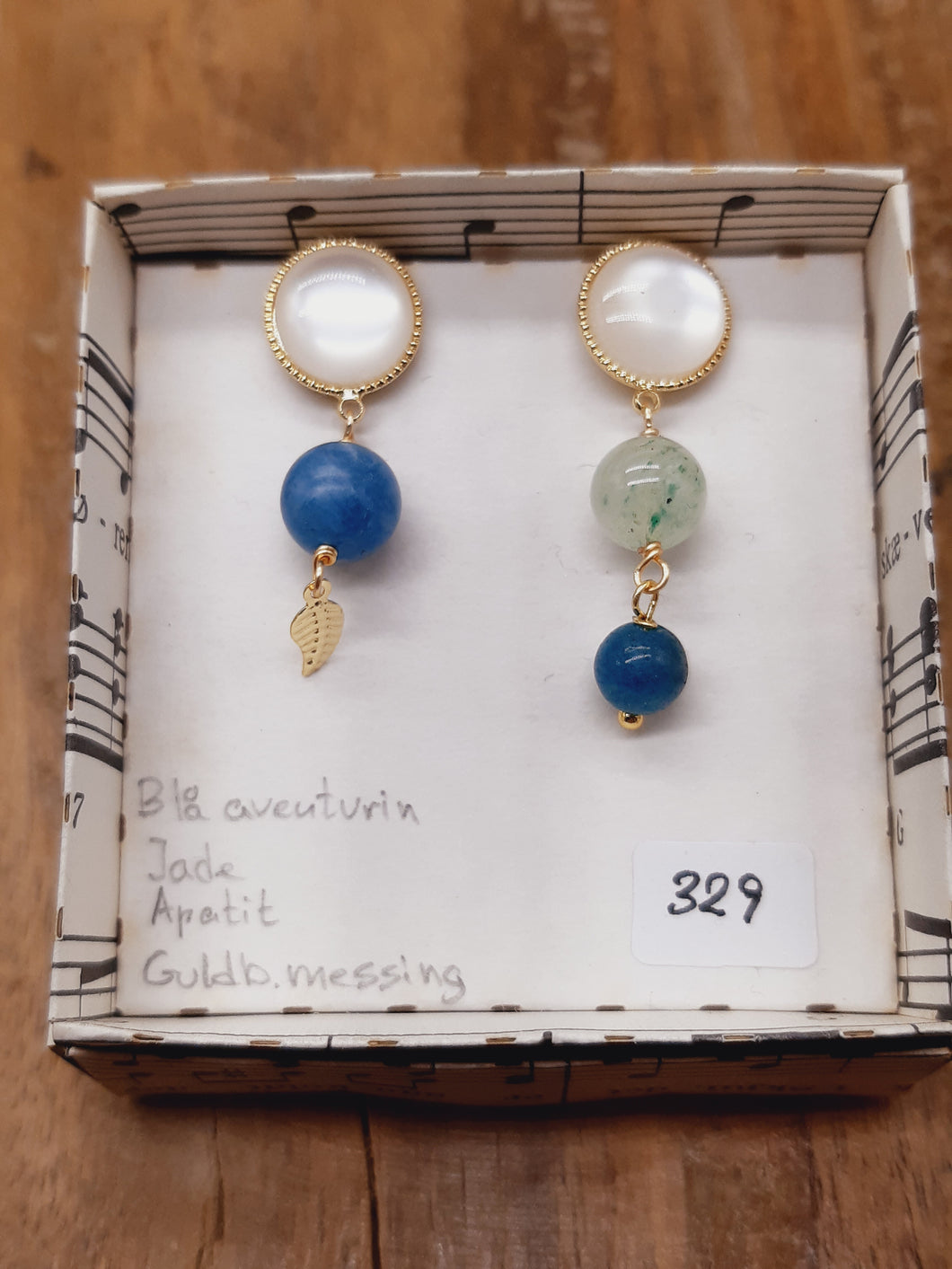 Aventurin, jade og apatit med blad i stikker. Asymmetrisk.