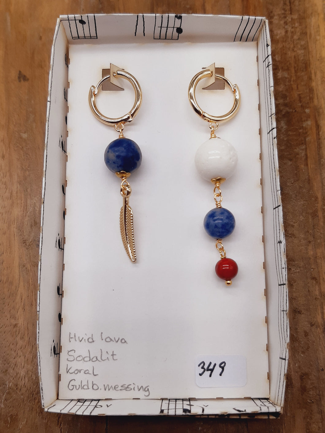 Hvid lava, sodalit og koral med fjer. Asymmetrisk