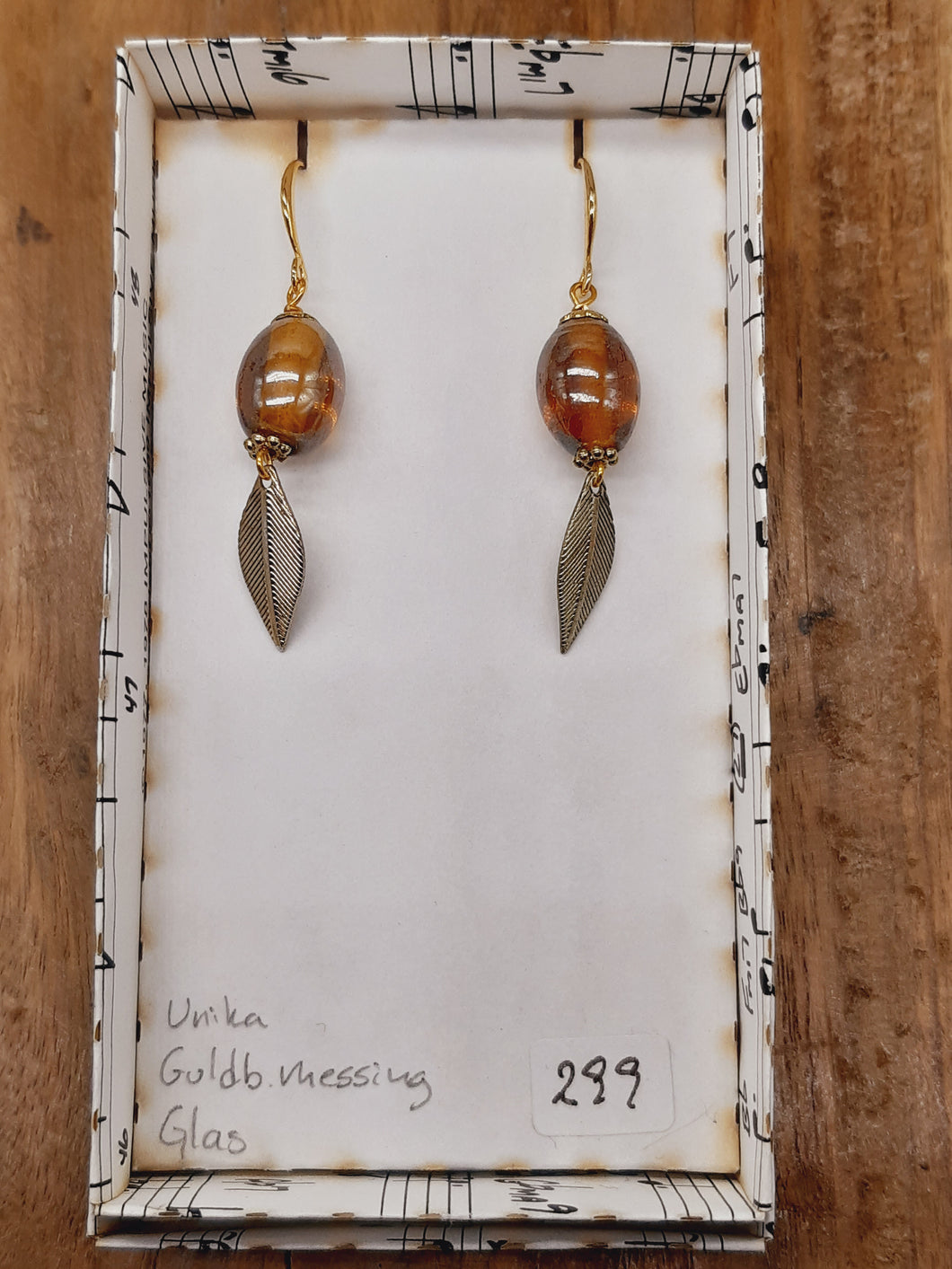 Brune glas med messingfjer