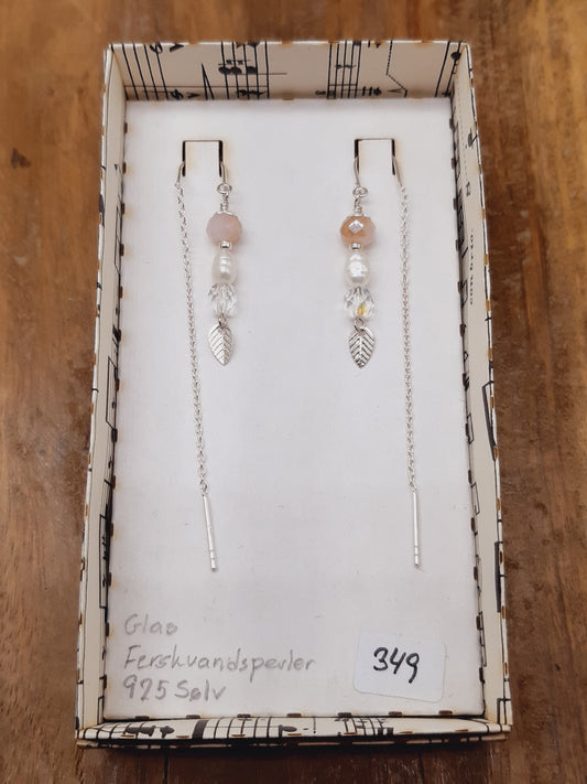 Beige og klar glas, ferskvandsperler og blad i tråd