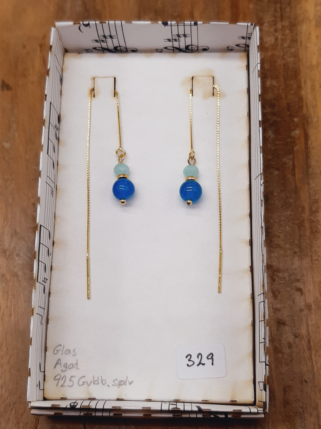 Blå agat og glas i øretråd