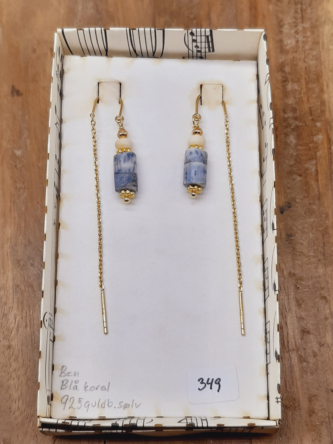 Blå koral i øretråd