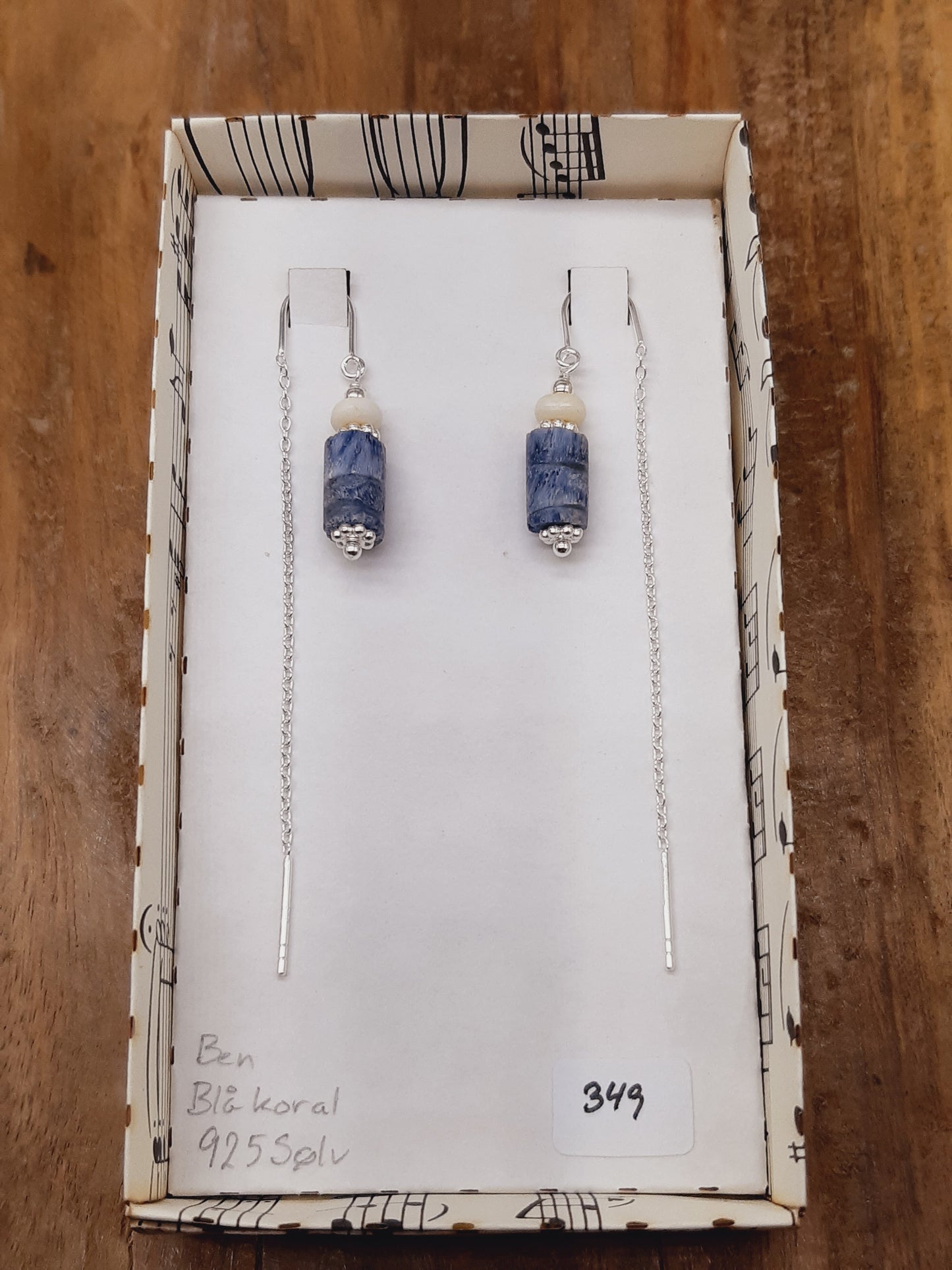 Blå koral i øretråd