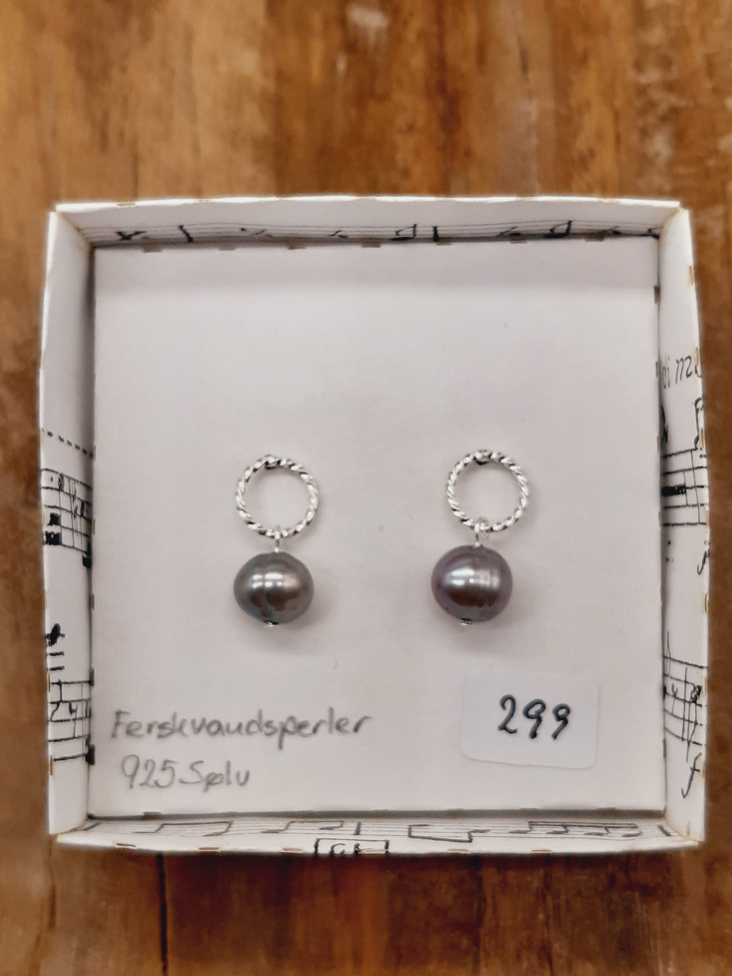 Grå ferskvandsperler i cirkelstikker