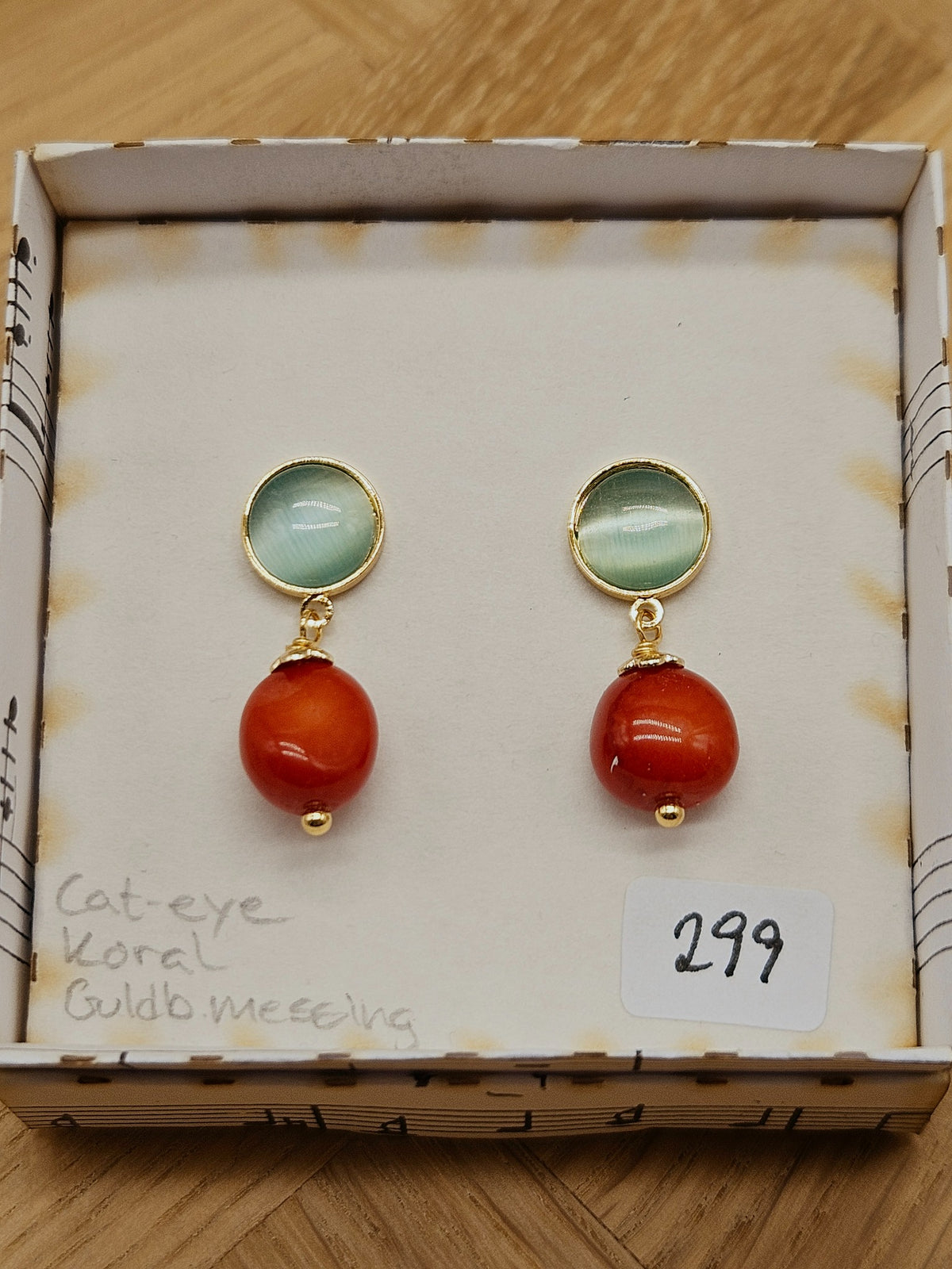 Øreringe med grønne cat-eye-sten, upcyclede koraller og guldbelagt messing